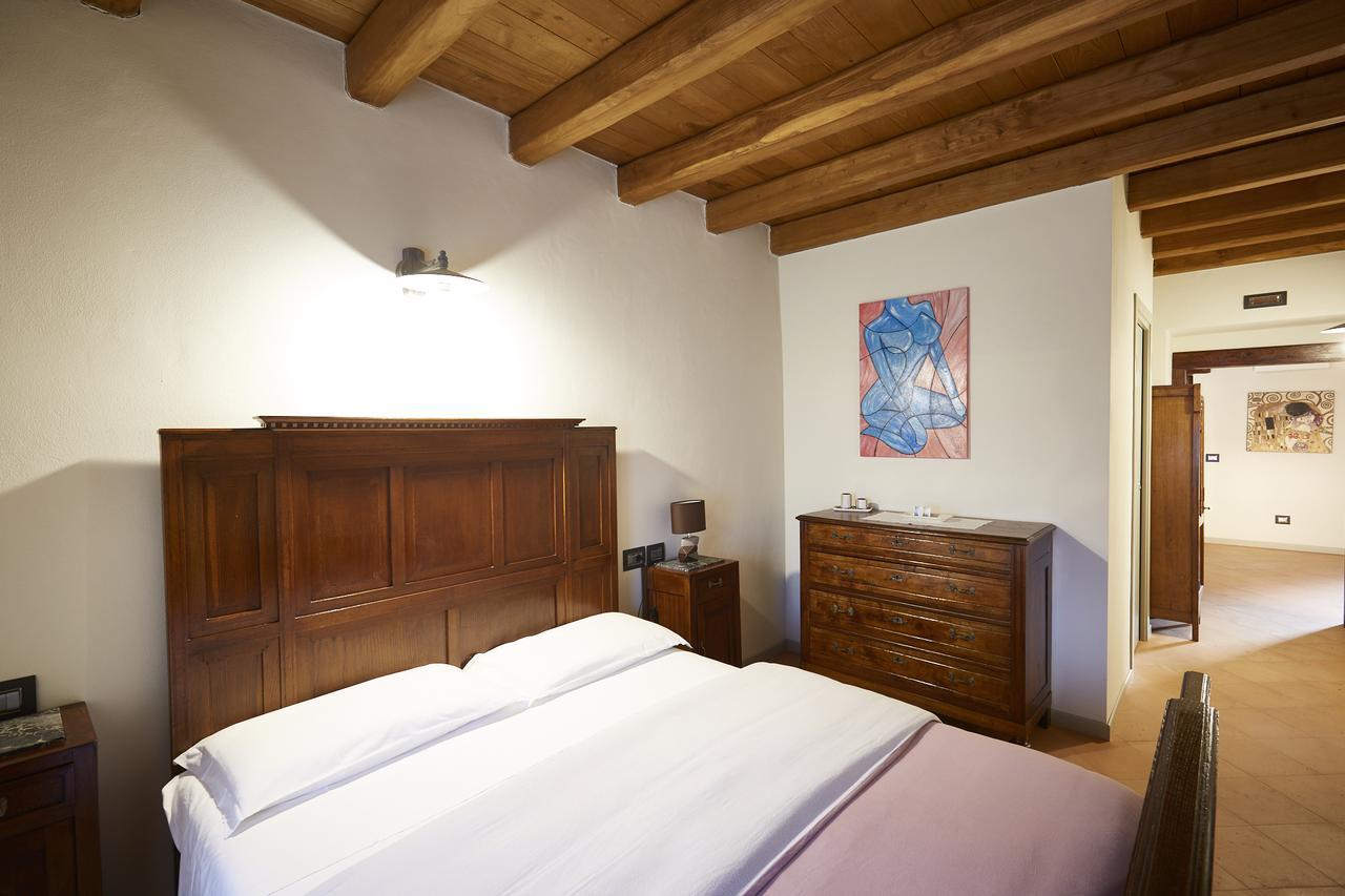 Palazzo Eleonora Bed & Breakfast Monasterolo del Castello Bagian luar foto